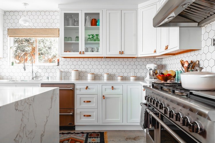 6 Motif Wallpaper Dinding Dapur untuk Dekor Ramah Budget