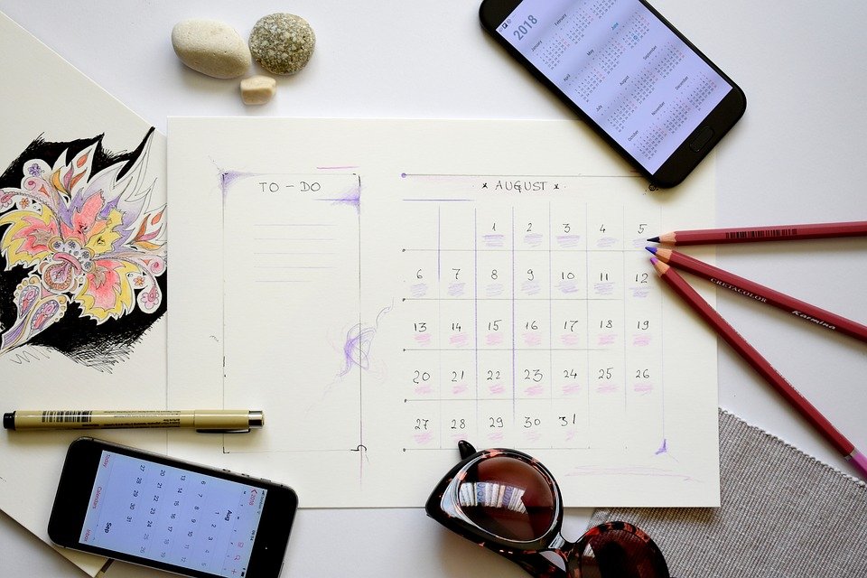 Pertimbangkan Hal Berikut Sebelum Membuat dan Cetak Kalender Custom Berkualitas