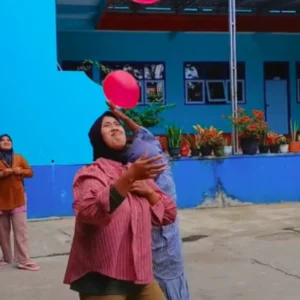 lomba memakai baju sambil lempar balon