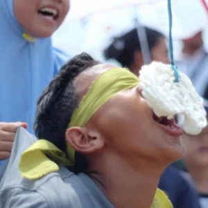 lomba makan kerupuk dengan mata tertutup, lomba makan kerupuk, ide lomba 17 agustus