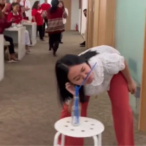 lomba memasukkan sedotan ke botol menggunakan hidung dan bibir