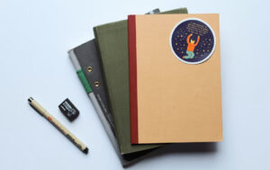 notebook dan pulpen adalah produk seminar kit yang selalu ada 